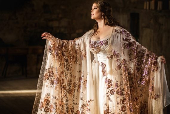 Jessica Pratt stands in a beautiful gown in Lucia di Lammermoor the famous opera